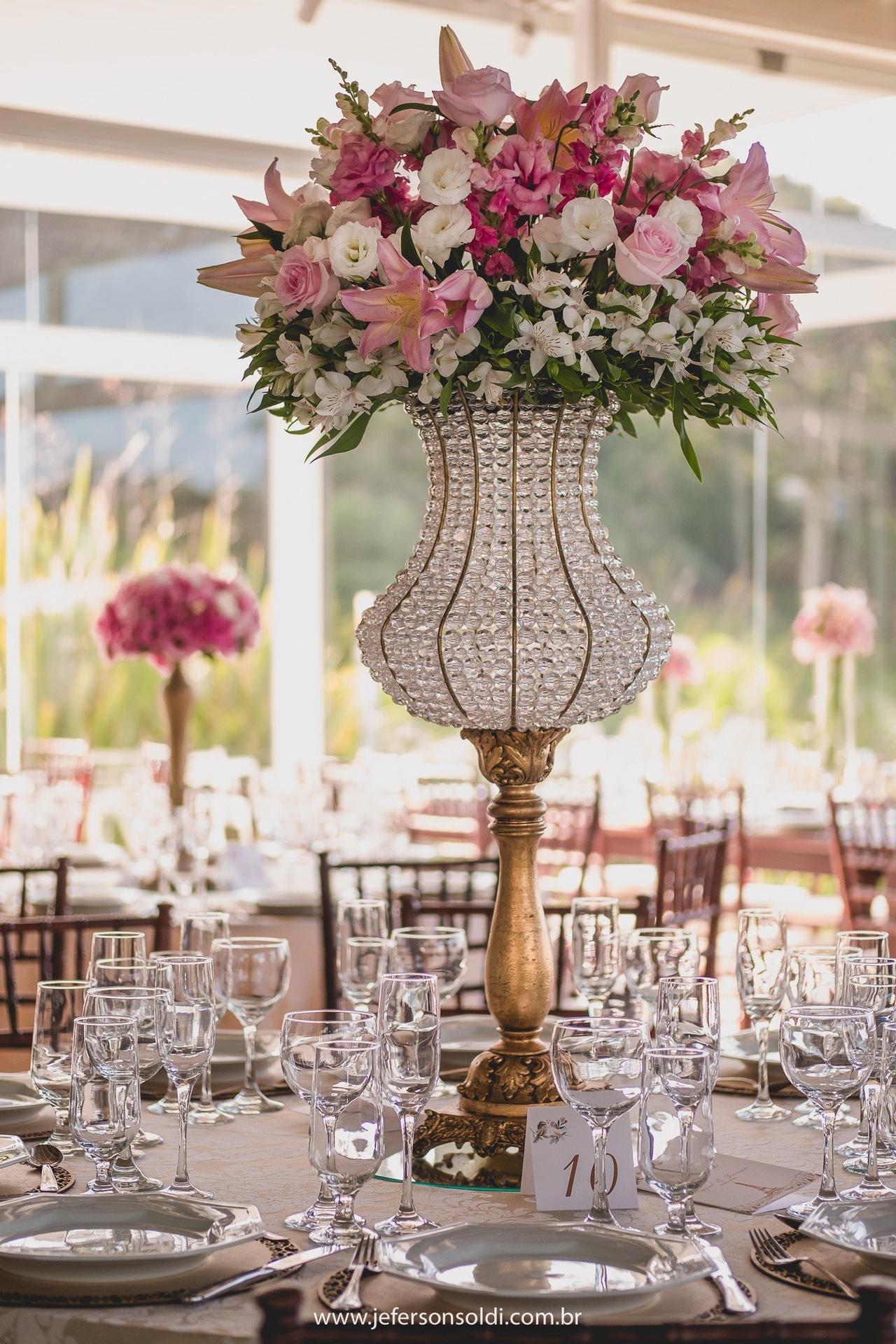 Como Escolher as Flores Perfeitas para Seu Arranjo de Mesa de Casamento