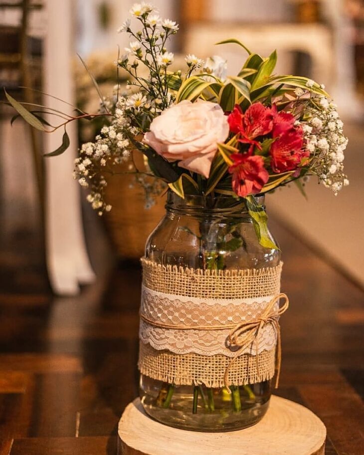 Elementos Complementares que Transformam Seu Centro de Mesa de Casamento