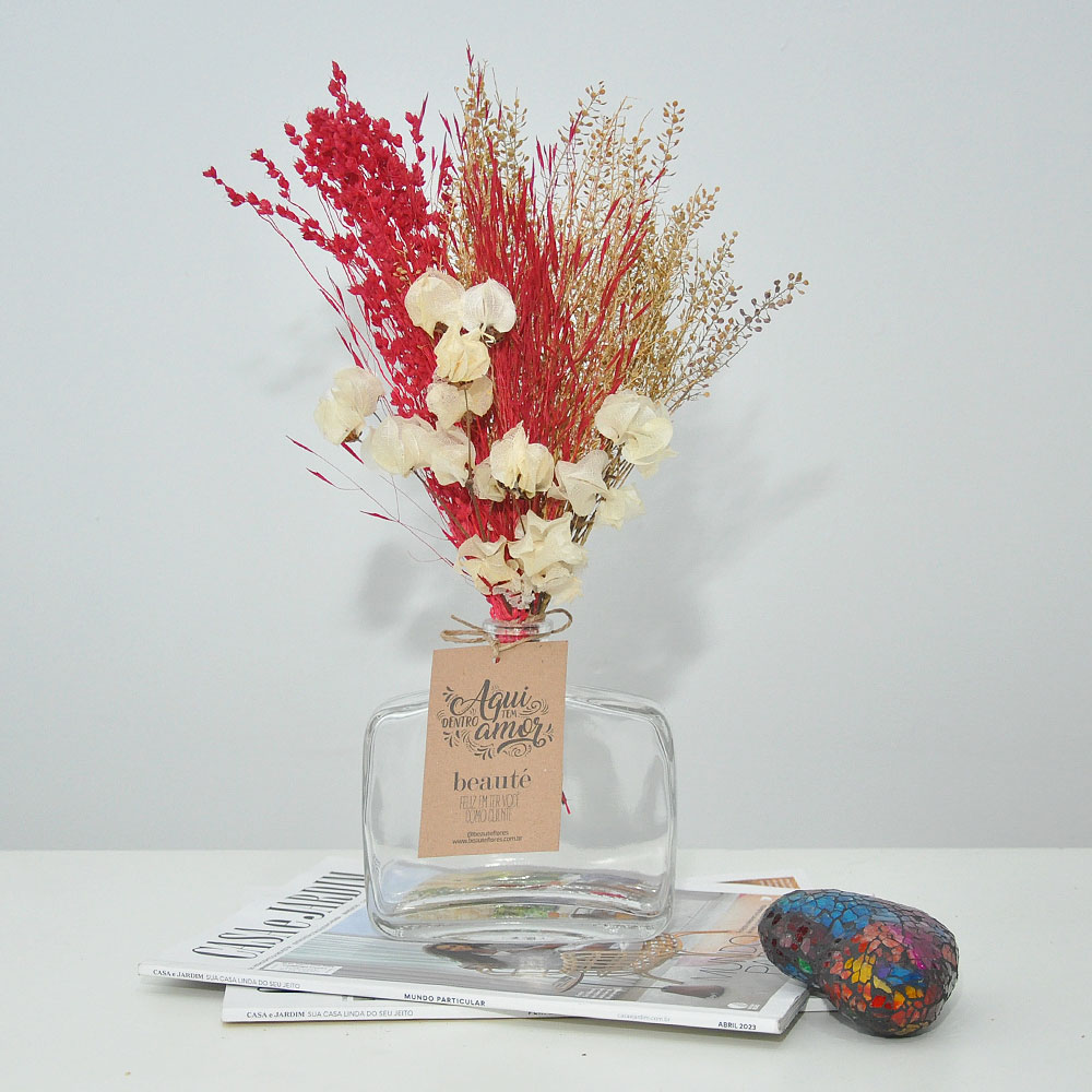 como pintar garrafas de vidro para arranjos de flores