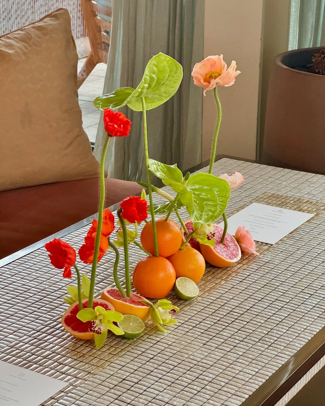 arranjo de mesa diy com garrafas de vinho passo a passo
