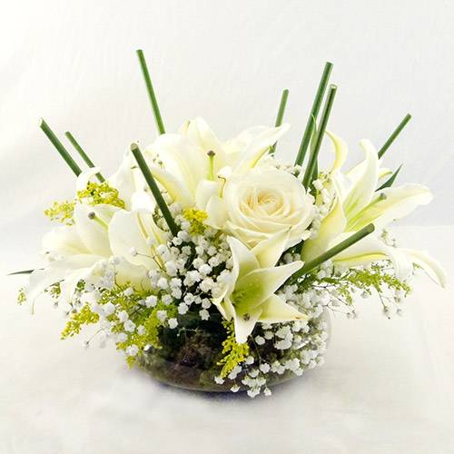 Arranjos de Flores Clássicas vs. Modernas: Qual Combina Mais com Sua Mesa?