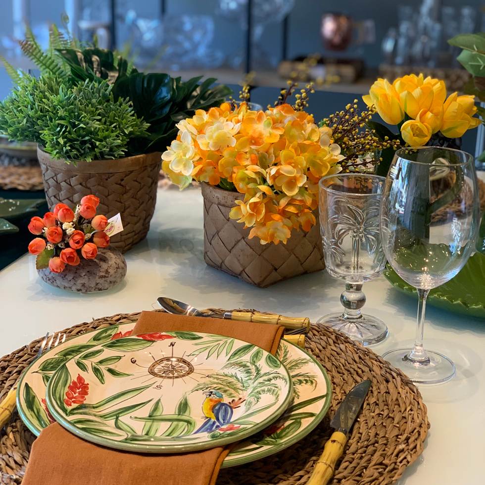 Arranjos de Flores Clássicas vs. Modernas: Qual Combina Mais com Sua Mesa?