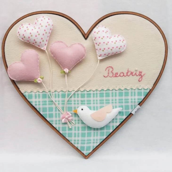 Passo a Passo: Como Fazer um Móbile de Berço Encantador em Feltro para Meninas