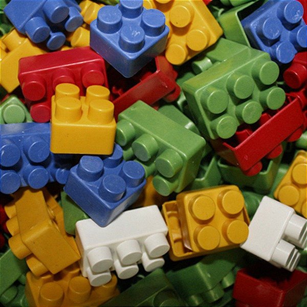 blocos de montar de madeira vs plástico qual escolher