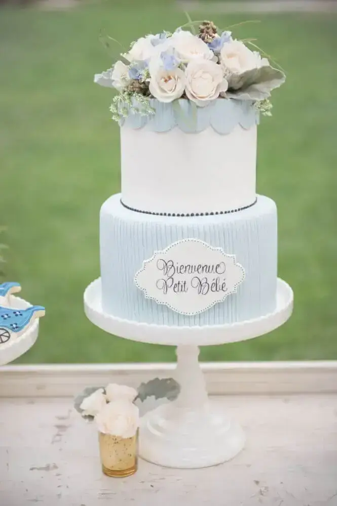 bolo de fraldas vs cesta de presentes para chá de bebê