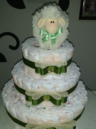 bolo de fraldas vs cesta de presentes para chá de bebê