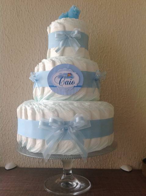 bolo de fraldas vs cesta de presentes para chá de bebê