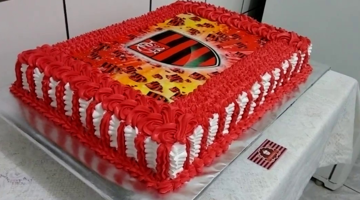 Bolo masculino do Flamengo com tema futebol