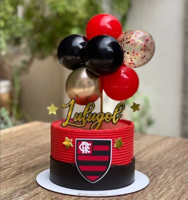 Bolo masculino do Flamengo quadrado