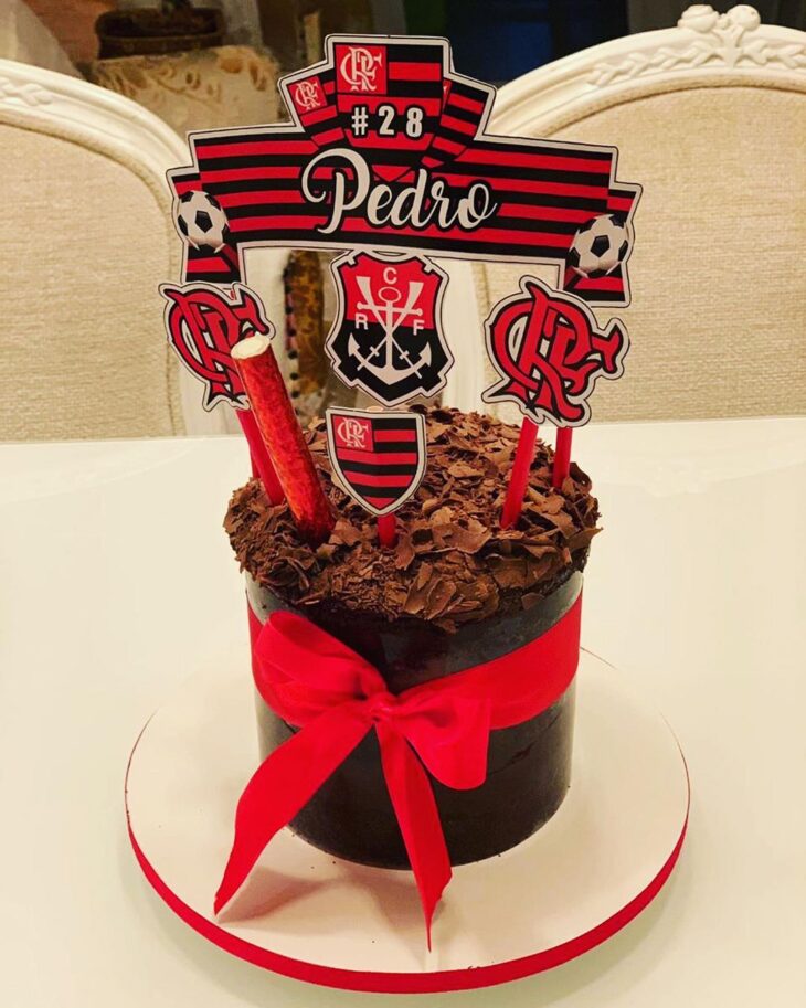 Bolo masculino do Flamengo com tema futebol