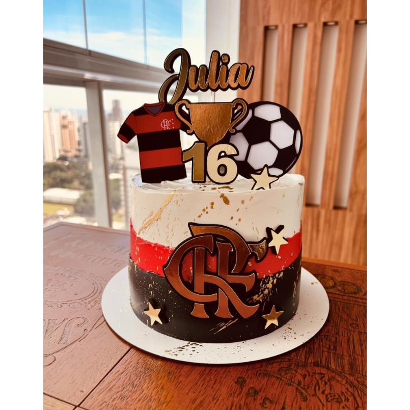 Bolo masculino do Flamengo com o escudo