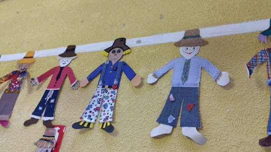 5 ideias de títulos:
1. Bonecos Caipiras: O Guia Completo para sua Festa Junina de 2026
2. DIY Bonecos de Festa Junina: Crie sua Própria Decoração Caipira
3. Tipos de Bonecos para Festa Junina: De Feltro a EVA