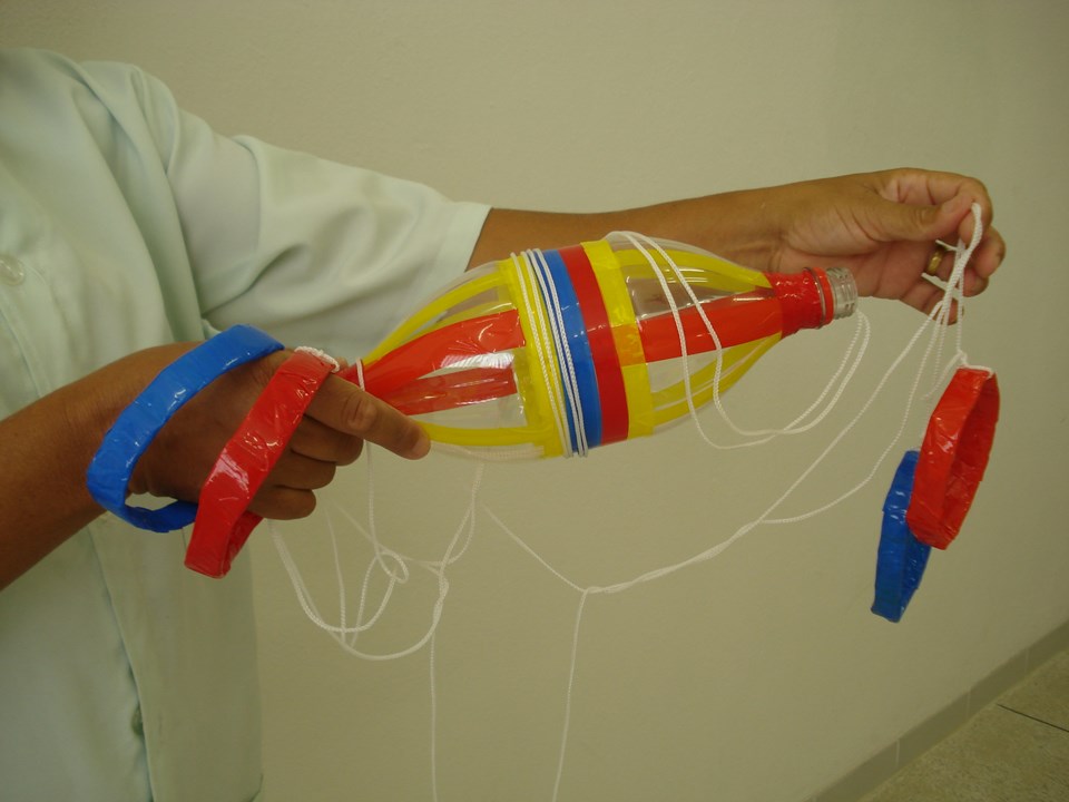 oficina de brinquedos com sucata