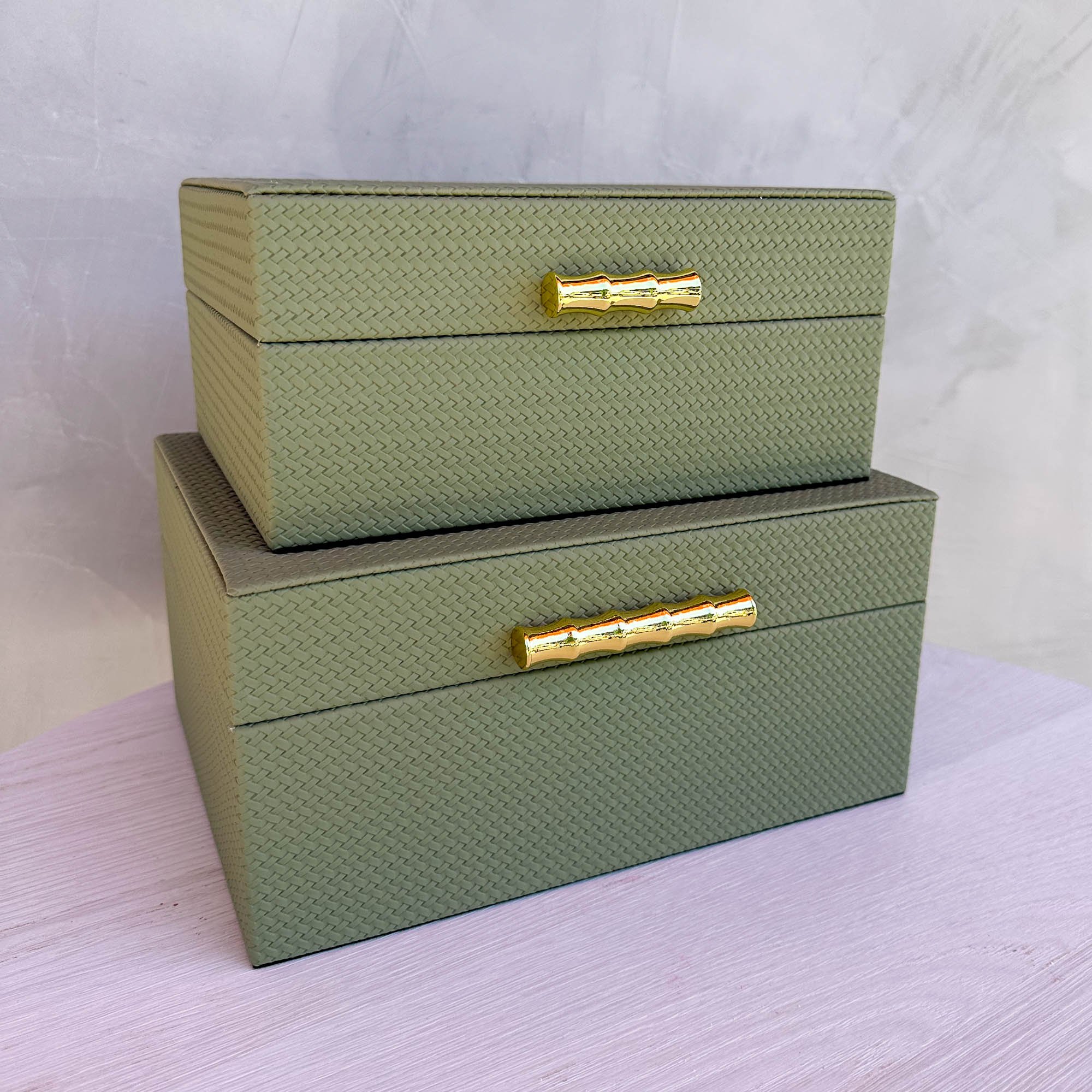 5 ideias de títulos:
1. Como Escolher a Caixa Decorativa Perfeita para o Seu Quarto
2. Transforme Seu Quarto com Caixas Decorativas: Dicas de Estilo e Organização
3. Guia Completo: Materiais e Designs de Caixas Decorativas para Todos os Gostos
4. Caixas Decorativas: Soluções Criativas para Organizar e Embelezar seu Espaço
5. Tendências em Caixas Decorativas: Do Minimalista ao Luxuoso