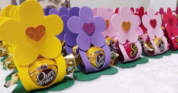 5 ideias de títulos:
1. Porta-Bombons de EVA: Guia Completo de Modelos e Criação
2. Transforme Festas com Lembrancinhas de EVA: Tutoriais e Dicas
3. Dia das Mães e Páscoa: Crie Lembrancinhas de EVA Inesquecíveis
4. Do Molde à Prateleira: Como Fazer e Comprar Porta-Bombons de EVA
5. EVA para Festas: Ideias Criativas de Caixinhas e Porta-Bombons