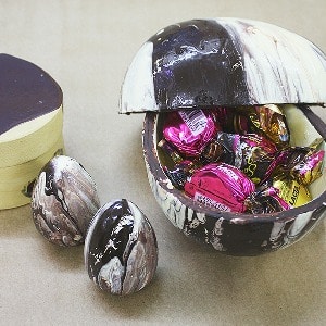 5 ideias de títulos:
1. Porta-Bombons de EVA: Guia Completo de Modelos e Criação
2. Transforme Festas com Lembrancinhas de EVA: Tutoriais e Dicas
3. Dia das Mães e Páscoa: Crie Lembrancinhas de EVA Inesquecíveis
4. Do Molde à Prateleira: Como Fazer e Comprar Porta-Bombons de EVA
5. EVA para Festas: Ideias Criativas de Caixinhas e Porta-Bombons