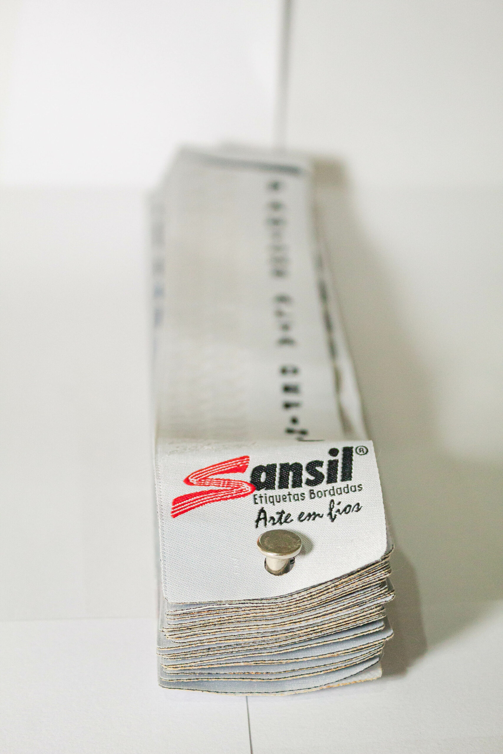 Bordado com Fitas vs. Bordado Tradicional: Qual Escolher para Sua Camiseta?