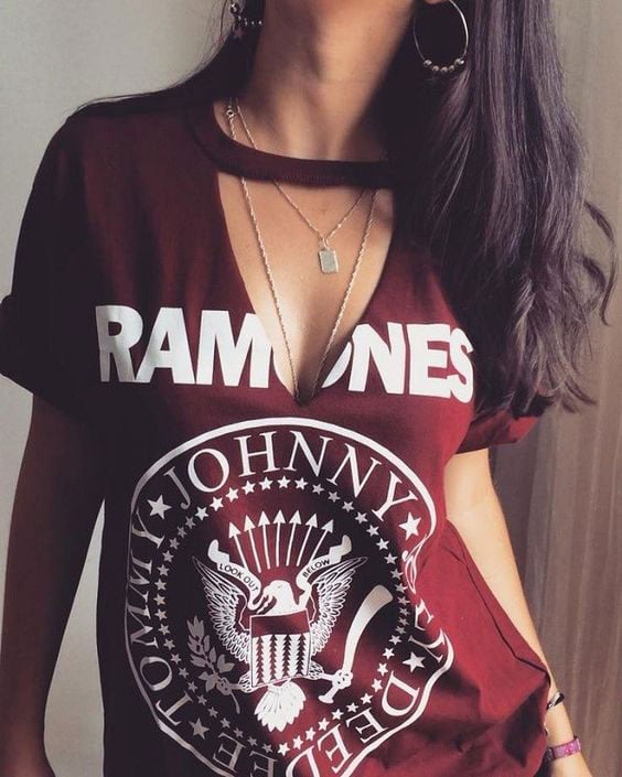 camiseta com corte estilo choker