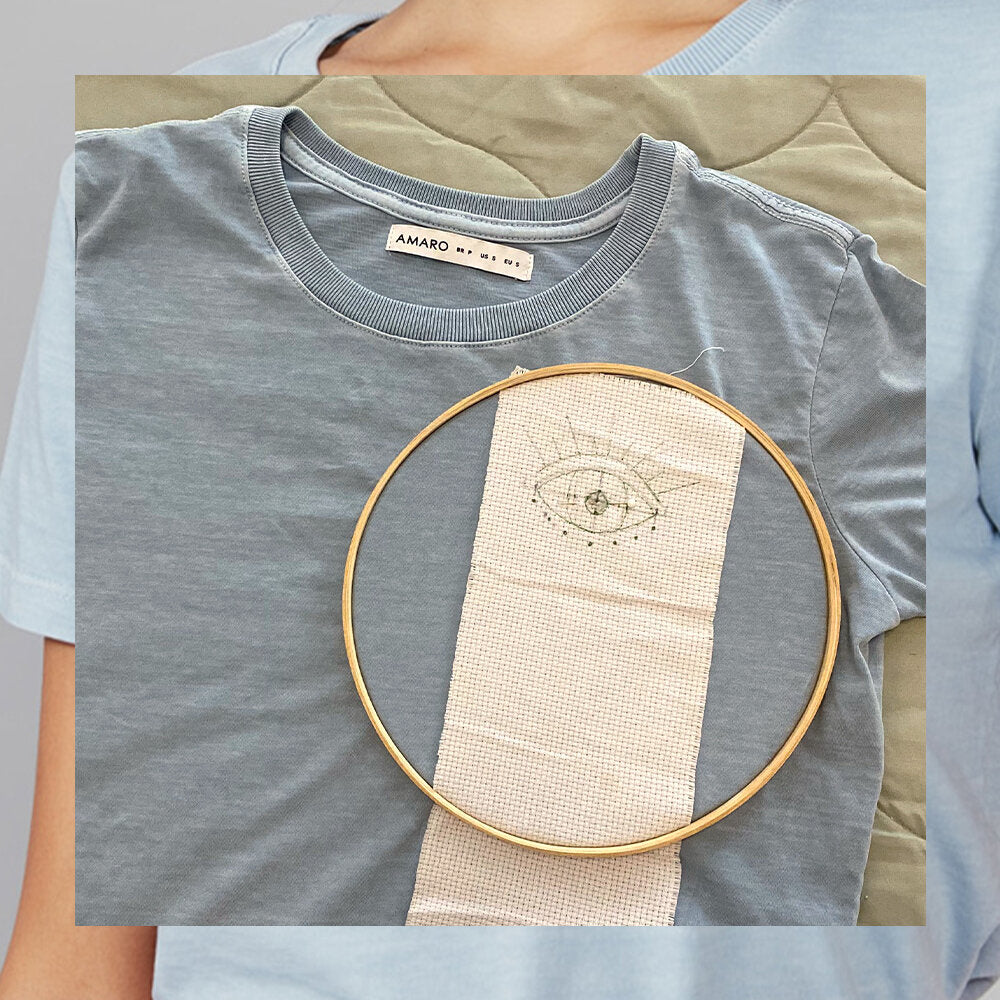 camiseta com corte trançado