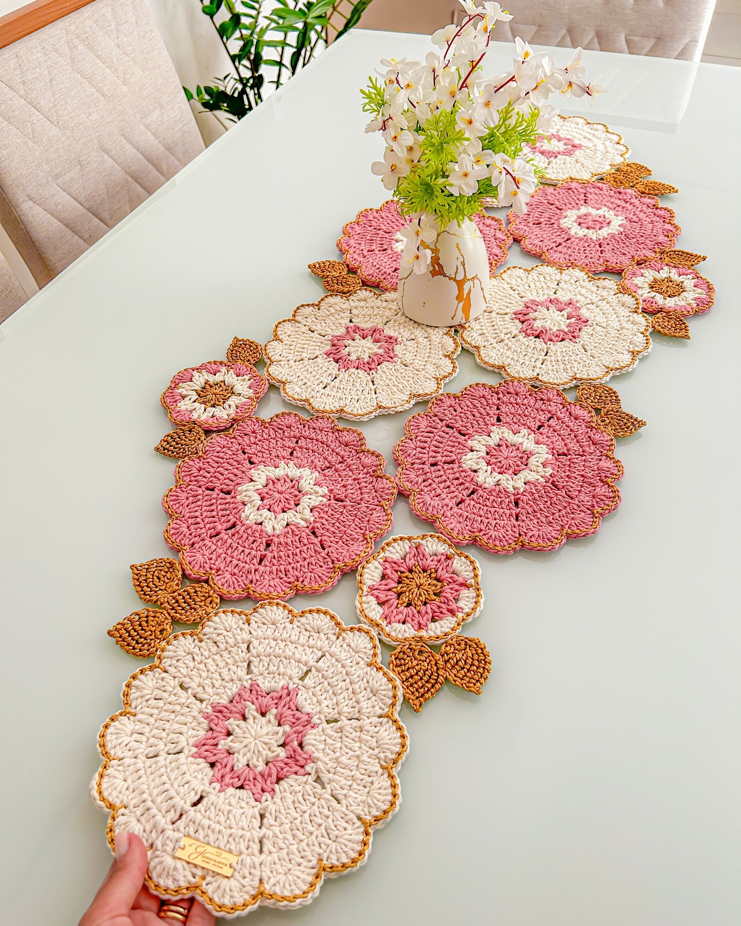 Trilho de mesa crochê com flores