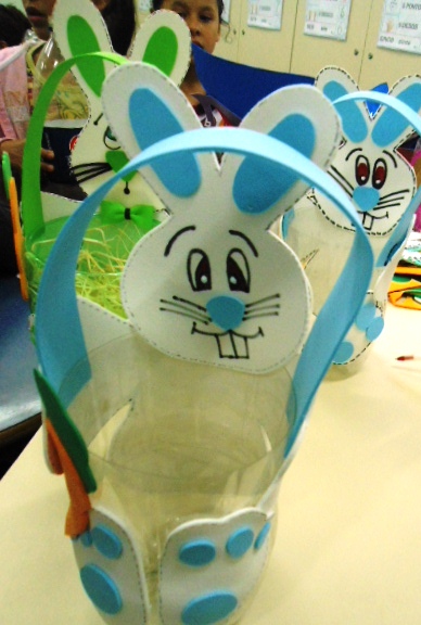 cesta de eva com garrafa pet