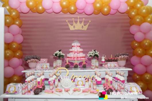 Tendências de Decoração para Chá de Bebê Realeza Rosa e Dourado