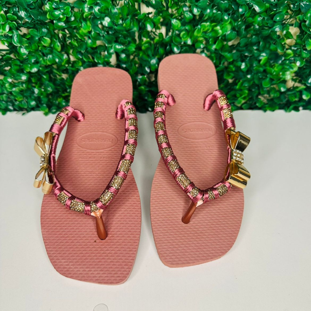 chinelo bordado laço pérola versus strass qual escolher