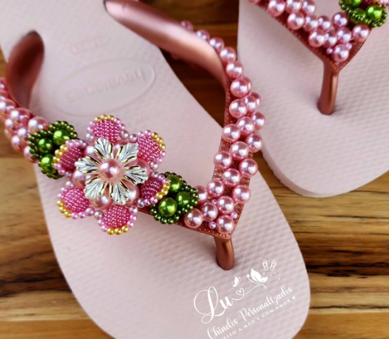 passo a passo laço pérolas chinelo havaianas