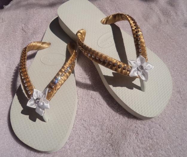 Inspirações de Chinelos Customizados com Pérolas e Strass para Ocasiões Especiais
