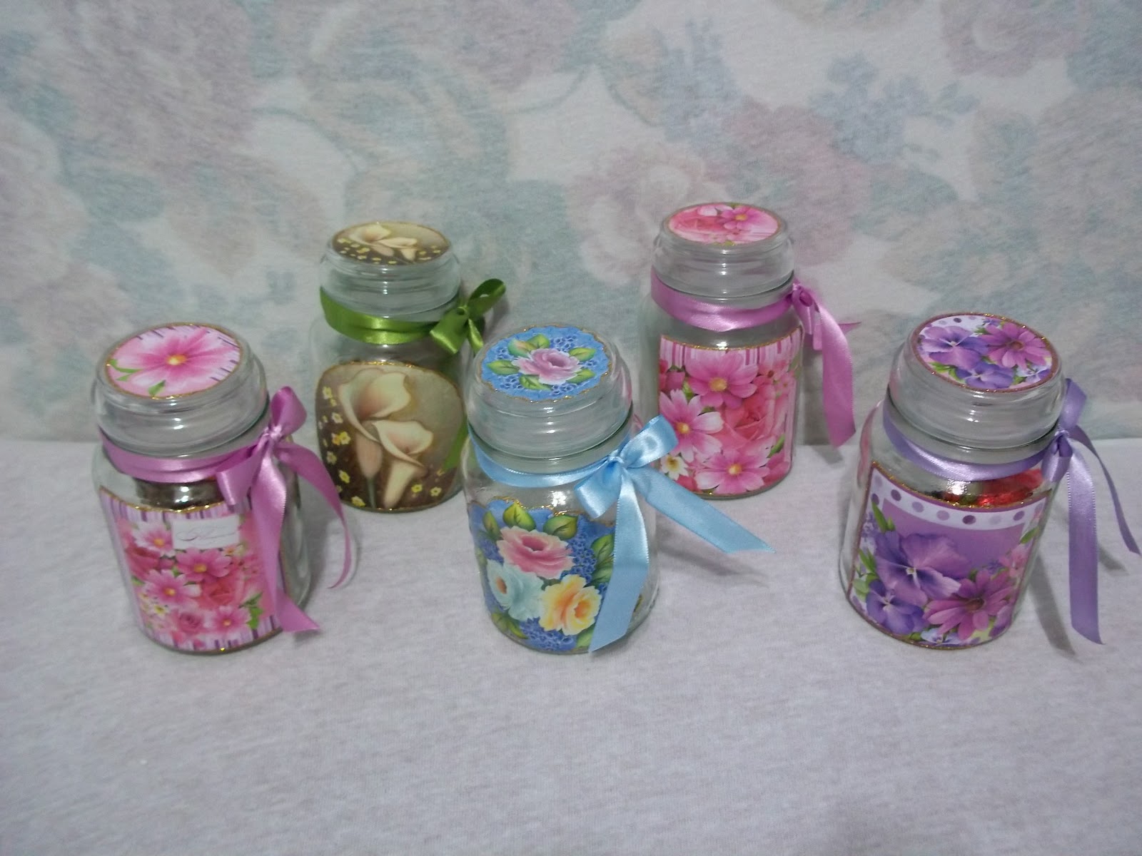 5 ideias criativas para decorar potes de vidro com tecido
Como fazer decoupage em vidro passo a passo
Transforme garrafas em vasos decorados com tecido
Patchwork em vidro: técnicas e inspirações
Decoração de potes de cozinha com retalhos de tecido