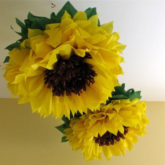 Transforme seu Evento: Decoração DIY com Flores de Crepom Grandes