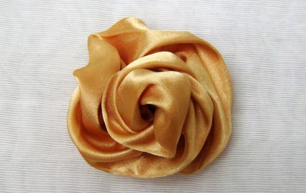 Ideias Criativas para Decorar com Flores de Cetim