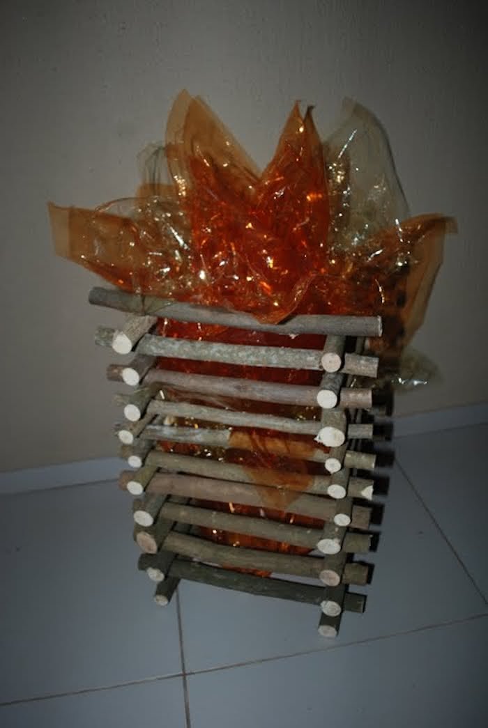 fogueira de eva com rolo de papel higienico