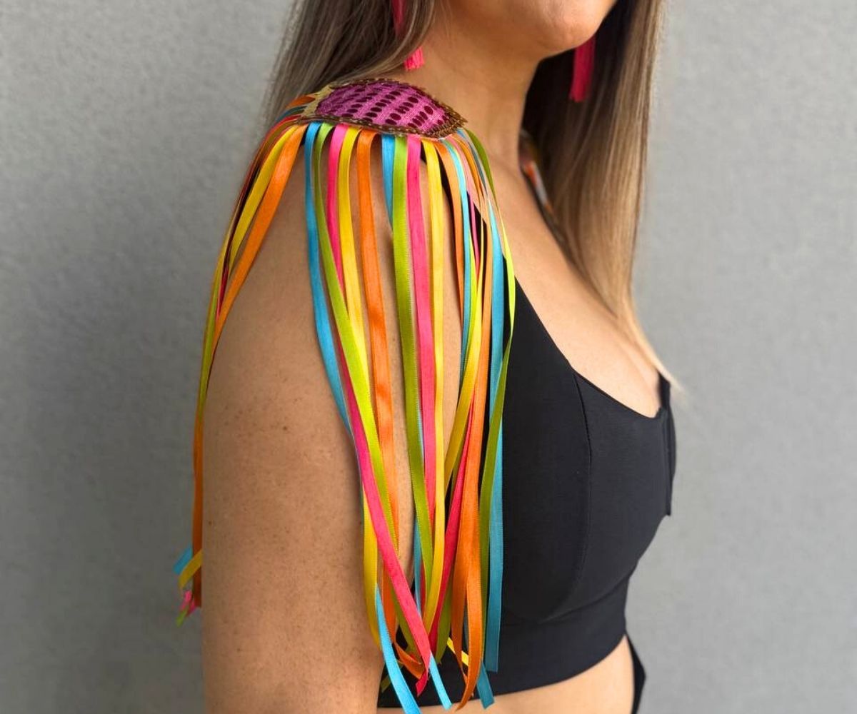 como fazer ombreira de carnaval com plumas