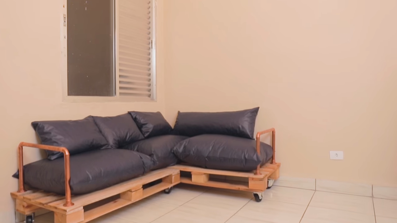 sofá de pallet vs sofá comprado