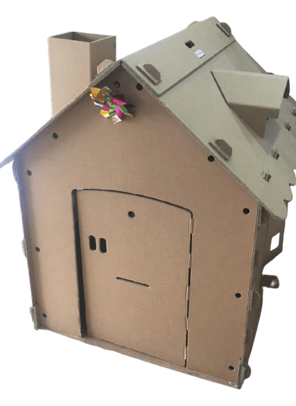 casinha de papelão com telhado