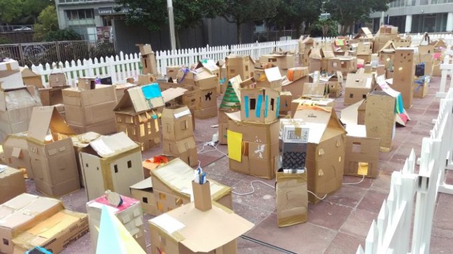 casinha de papelão com telhado