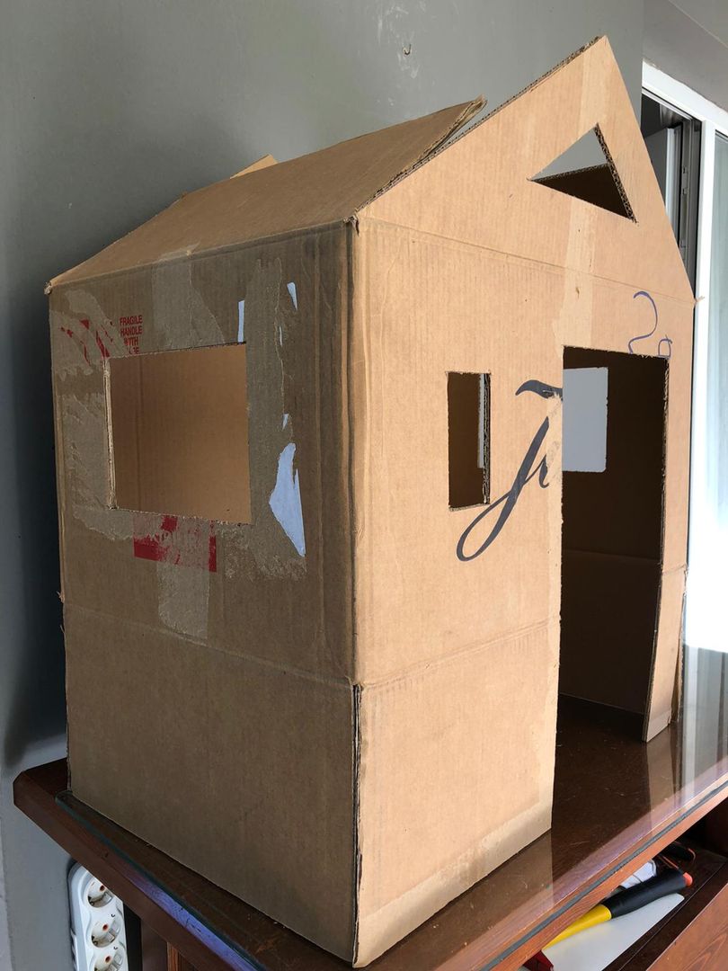 casinha de papelão decorada