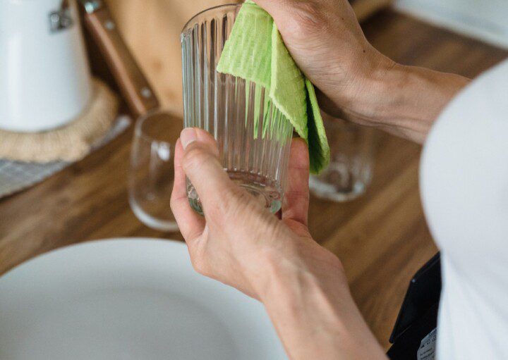 erros comuns ao remover adesivo de vidro