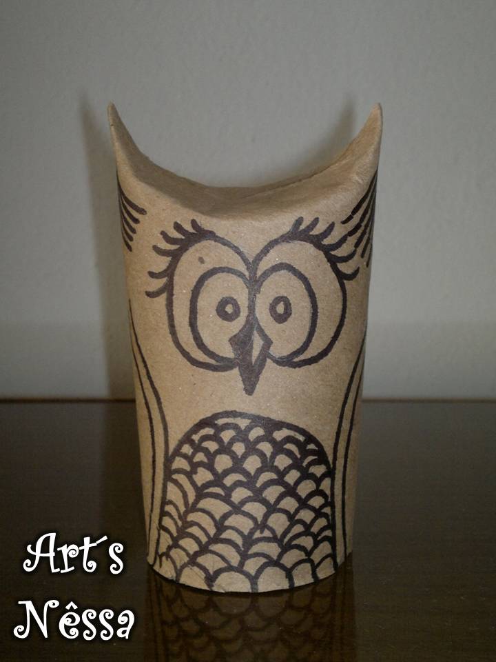 coruja feita com rolo de papel higienico