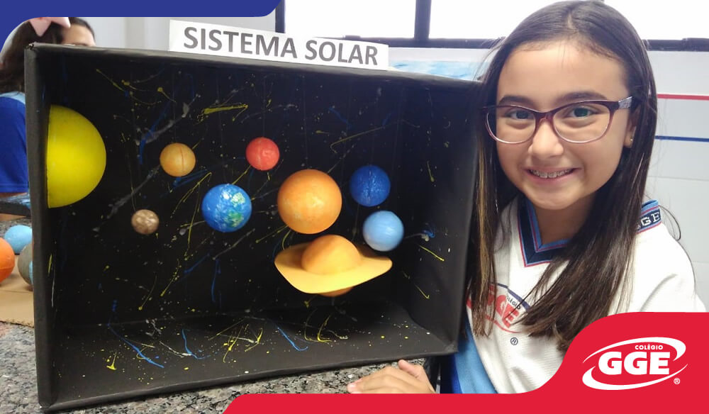 Maquete sistema solar iluminada