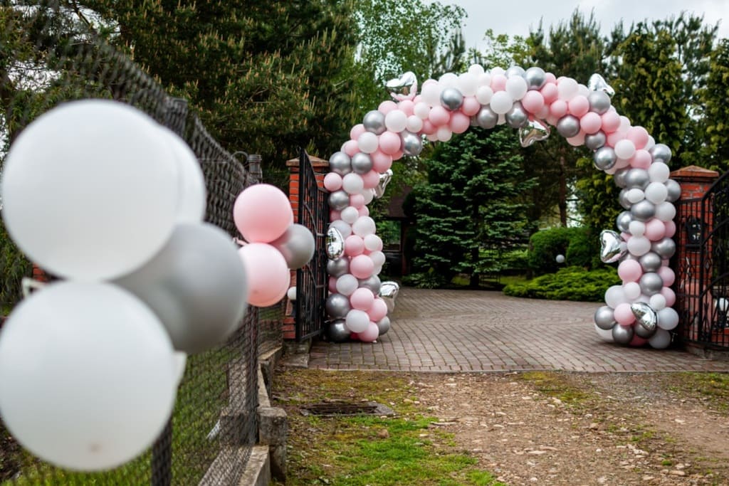 decoração balões mesa bolo casamento rústico