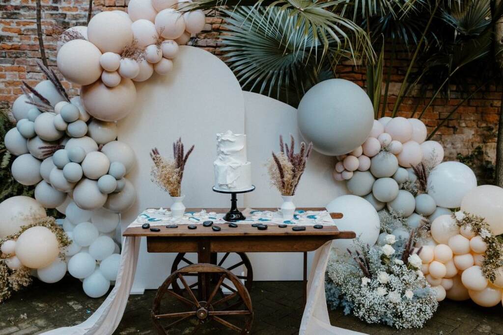 ideias de decoração com balões para casamento rústico