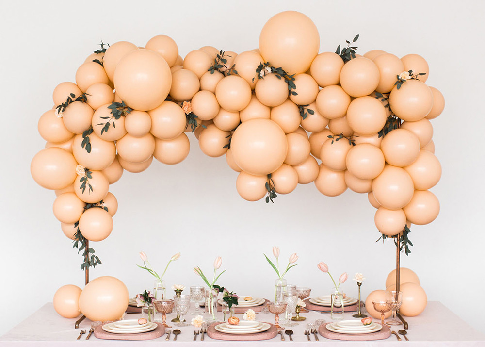 como fazer arco de balões desconstruído para casamento