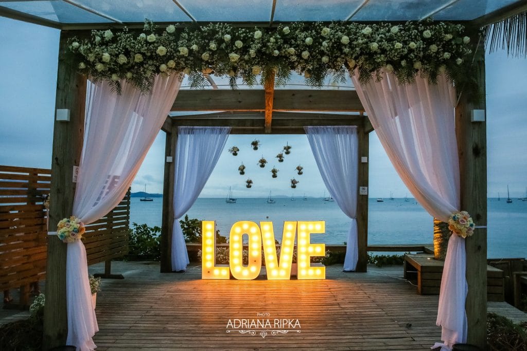 decoração de casamento na praia a tarde