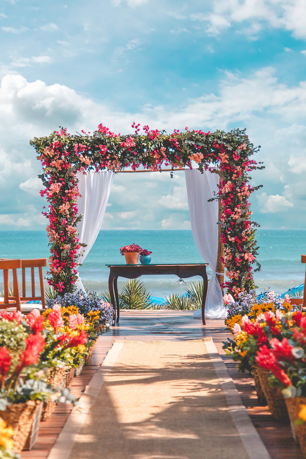 decoração boho chic para casamento na praia ao pôr do sol