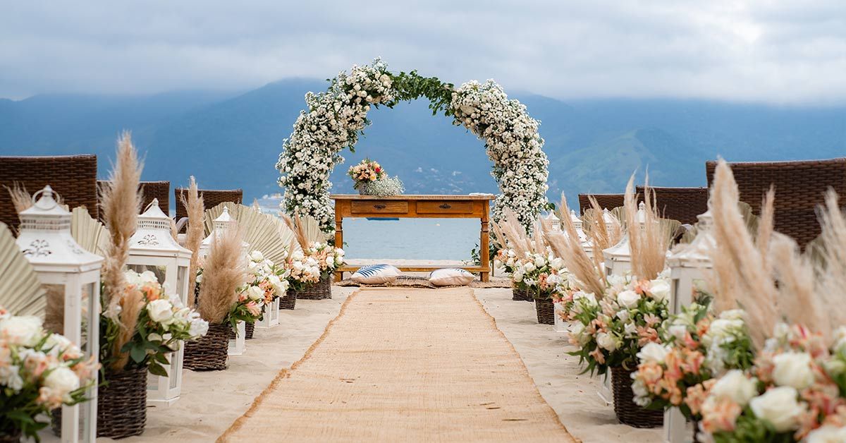 decoração de casamento na praia à tarde vs. noite