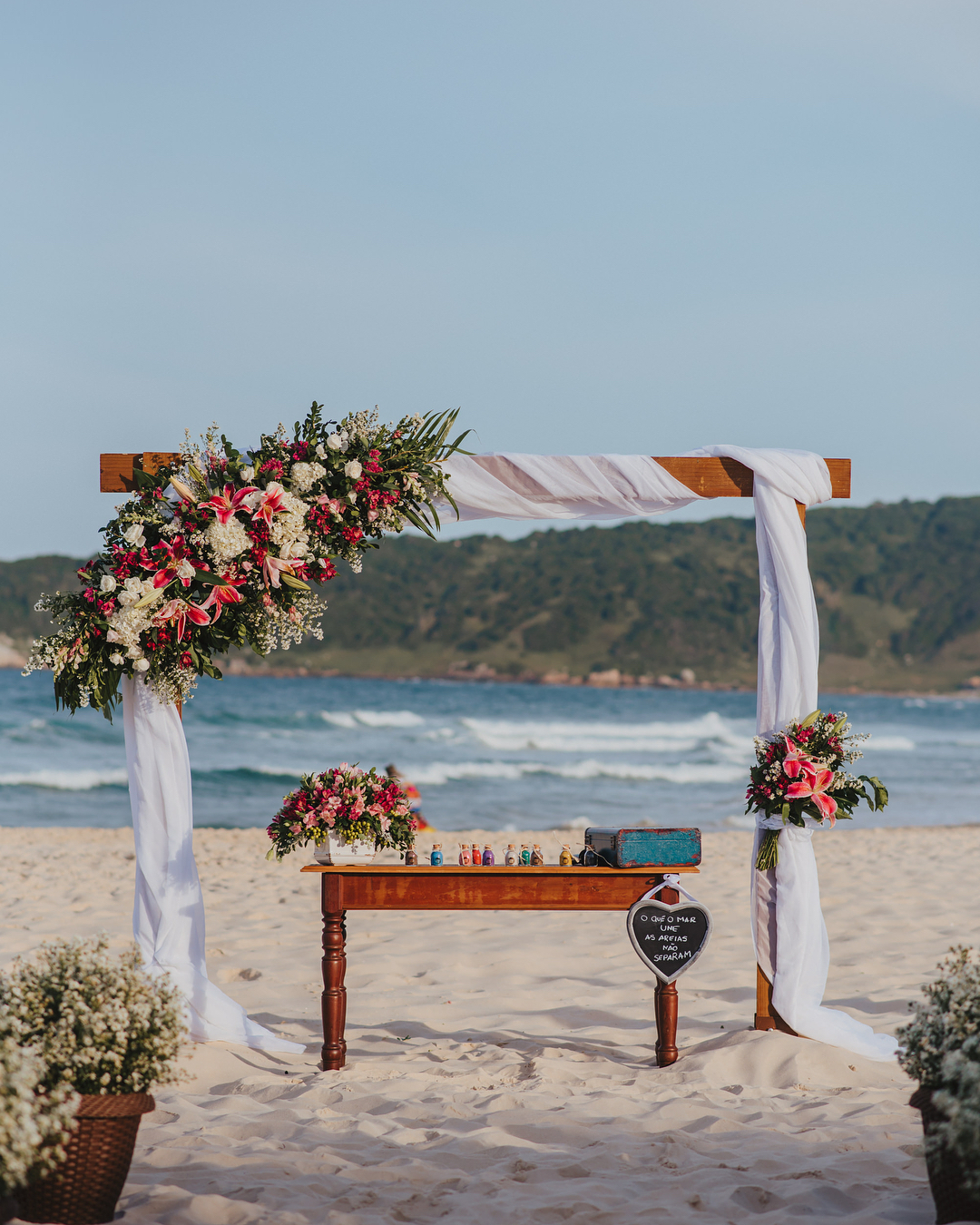 decoração de casamento na praia a tarde