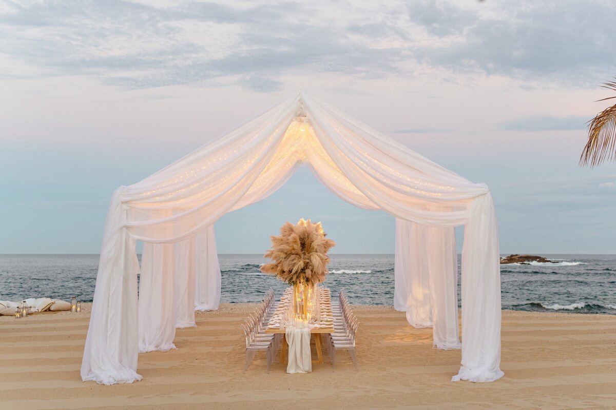 decoração de casamento na praia à tarde vs. noite