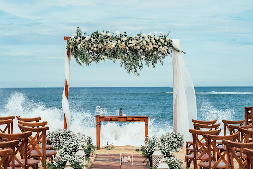 decoração boho chic para casamento na praia ao pôr do sol